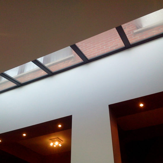 Interieur van een aluminium lichtstraat of lichtkoepel in een moderne aluminium woonveranda.