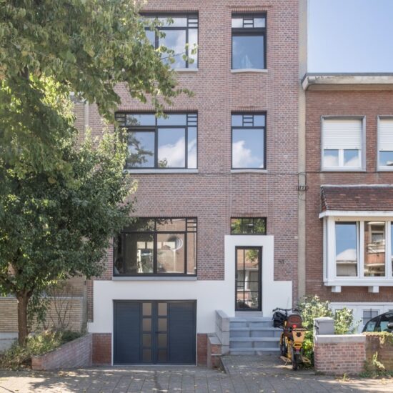 De ramen zijn vervaardigd uit hoogwaardig zwart aluminium, voorzien van Reynaers SL 38 profielen die bekend staan om hun slanke en elegante lijnen. De ramen beschikken over slanke profielen die een eigentijdse uitstraling geven, terwijl de zwarte afwerking zorgen voor een strakke en moderne look. Het ontwerp combineert de stijl van een moderne steel look met subtiele klassieke elementen, waardoor het geheel een tijdloze uitstraling krijgt. Deze aluminium ramen stralen zowel kracht als elegantie uit, en passen perfect in een eigentijdse woning met een vleugje klassieke charme. Het resultaat is een stijlvolle, duurzame raamoplossing die indruk maakt door zijn slanke profiel en verfijnde uitstraling.