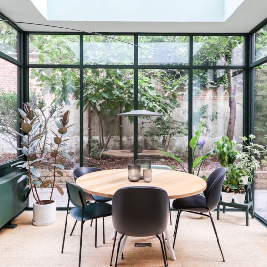 Een interieur van een woonveranda dat deel uitmaakt van een renovatieproject, gebaseerd op een vintage design. De veranda combineert klassieke, vintage-elementen met moderne details, zoals de strakke lijnen van de Reynaers SL38 steel look aluminium profielen. Het resultaat is een stijlvolle, eigentijdse woonveranda met een warme, vintage vibe, voorzien van moderne EPB-waarden voor een energiezuinige en duurzame oplossing.